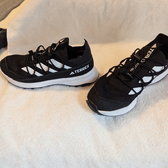 Youth Adidas Sneakers - Picture 6 of 7